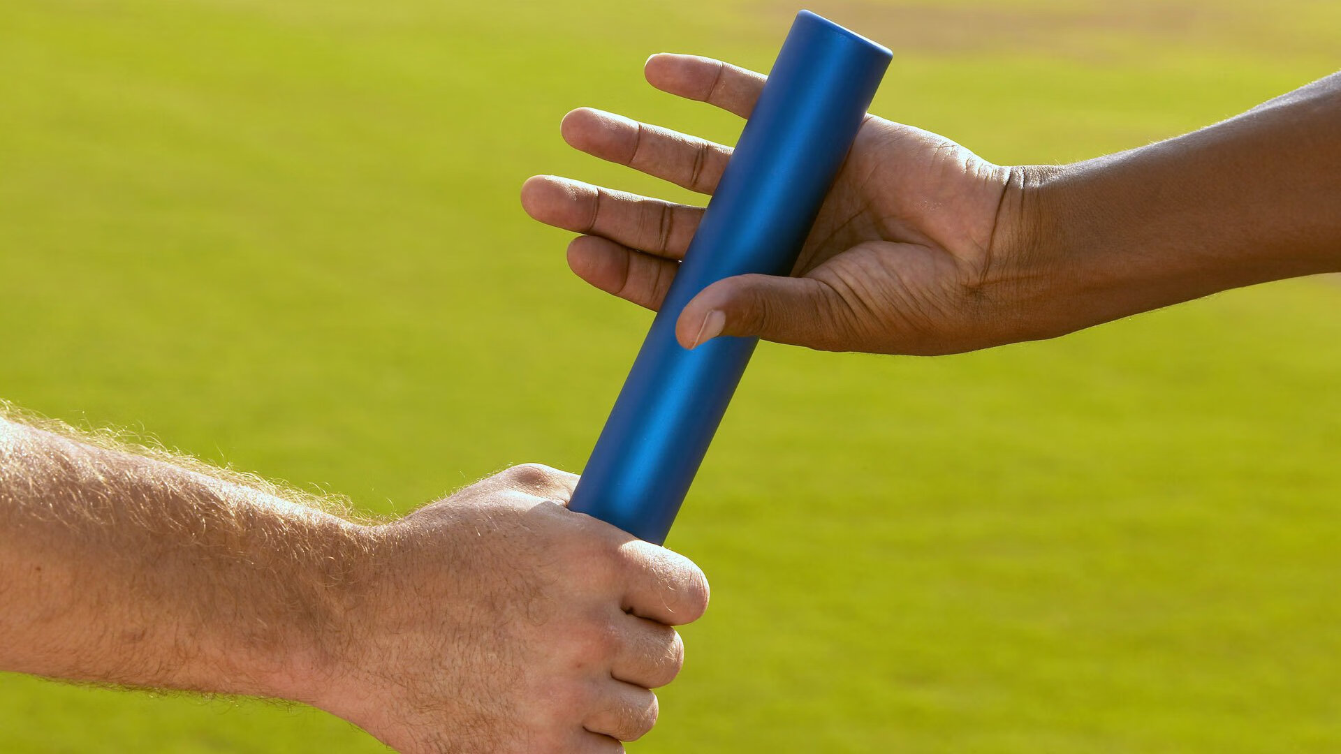 爱游戏官方入口-攀登巨岩：登山者的极限挑战，极限攀岩视频